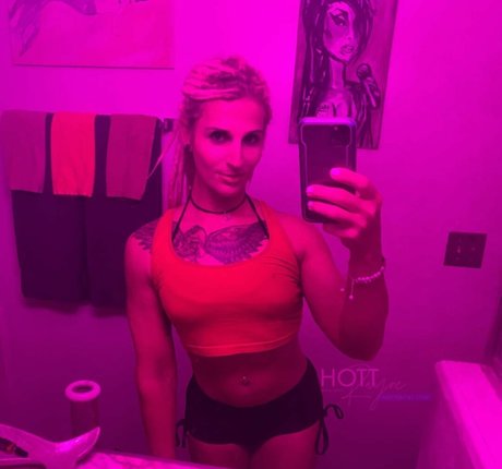 Hottrayne model adult pic