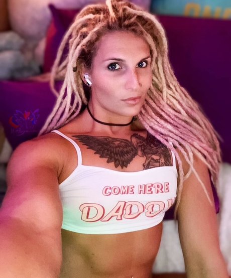 Hottrayne model pornographic pic