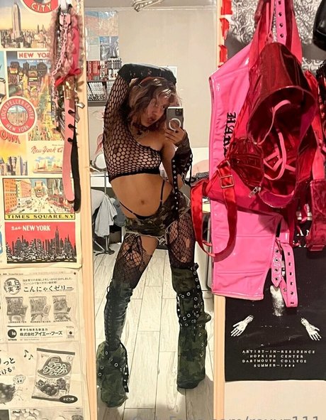 Roxyz111 naked pornstar image