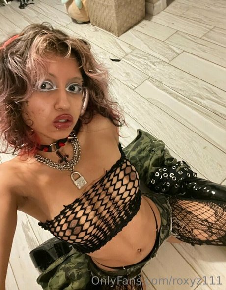 Roxyz111 star porn photo