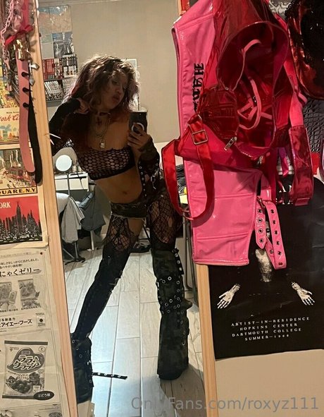 Roxyz111 pornstar free photos