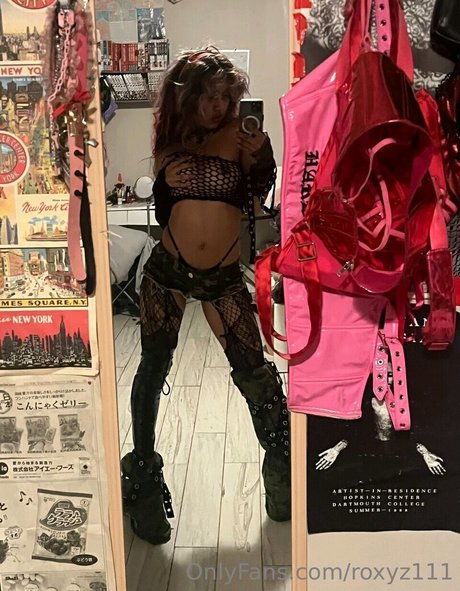 Roxyz111 sex model images