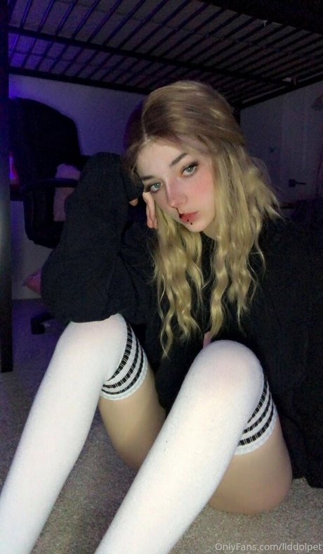 Little Pet model hot pic