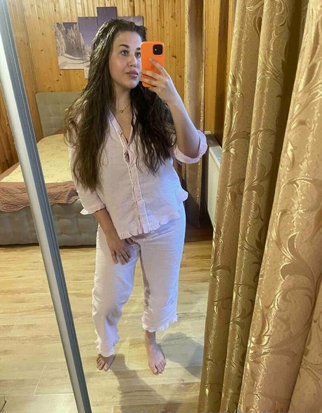 bustyyyyy sexy star pictures