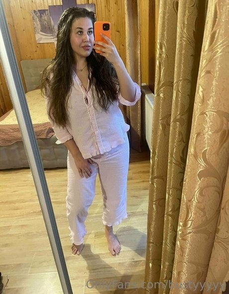 bustyyyyy sexy star picture