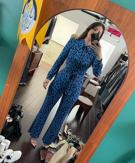 D Arcy Carden model free images