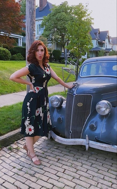 D Arcy Carden beautiful actress images