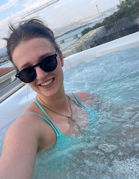 badlizzyy66 hot star photo