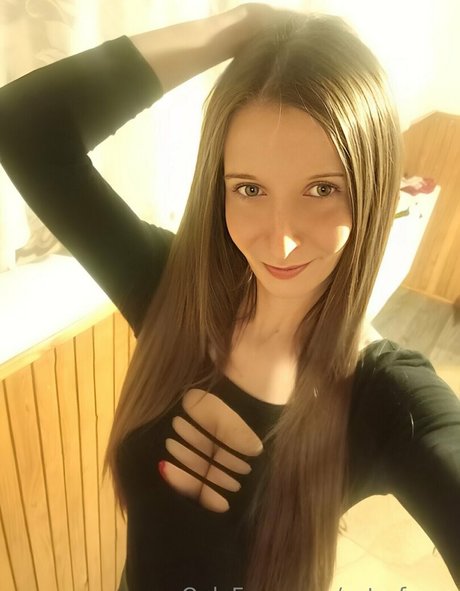 esterfreee perfect actress pics