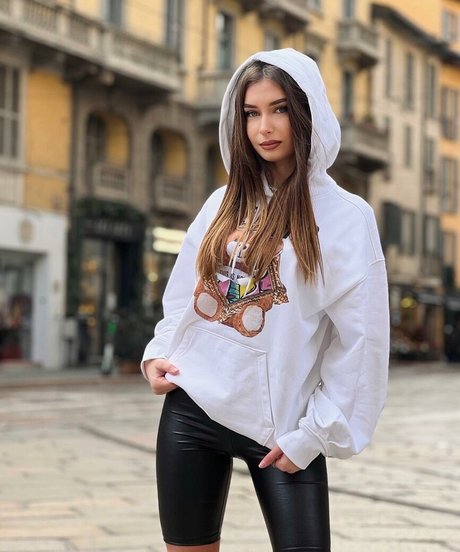 Elisa Esposito high quality model image