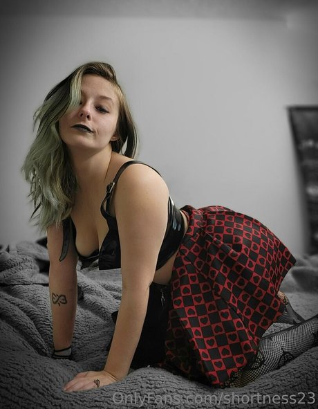 shortness23 star nude pic
