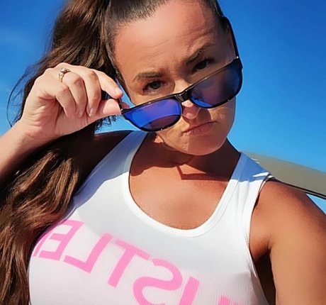 Baddie2thebone hot model pics