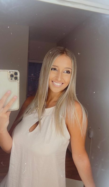 BustyAna pretty model pics