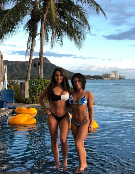 Sarah Ackman art model photo