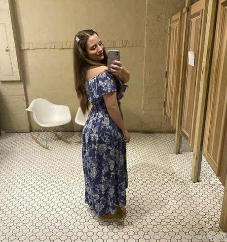 luckywithlola art model image