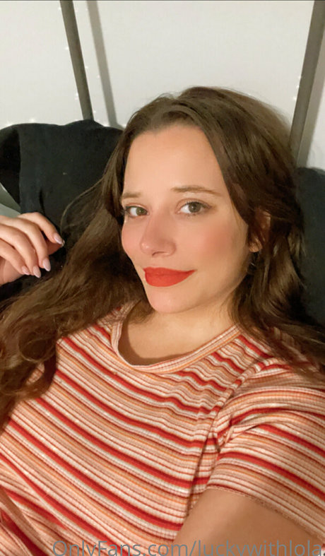 luckywithlola nude pornstar img