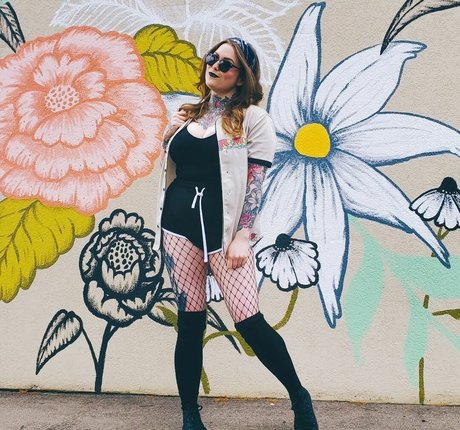 LoveLaurenn erotic pornstar img