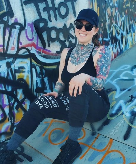 LoveLaurenn model art pic