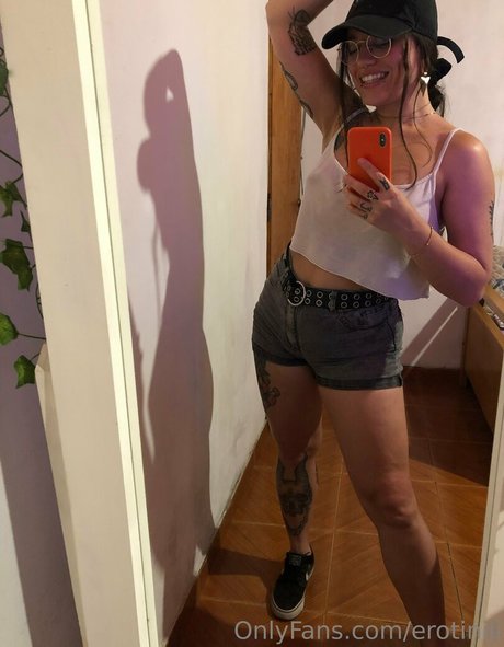 erotiniii naked model image