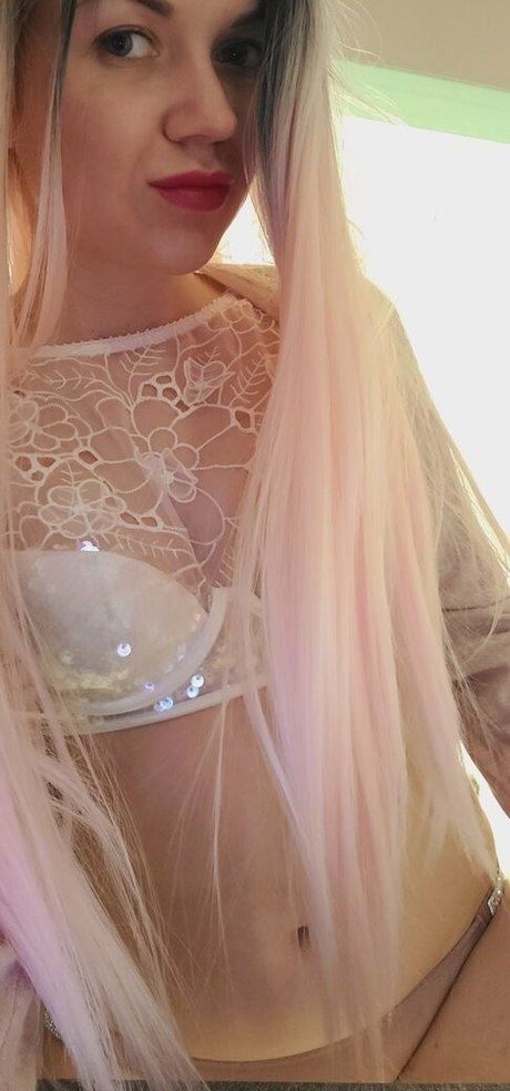 shustova model hot img