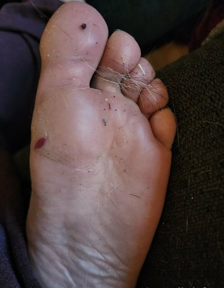 sassylittlefeet erotic model image