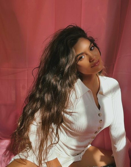 Serena Muniz model naked pic