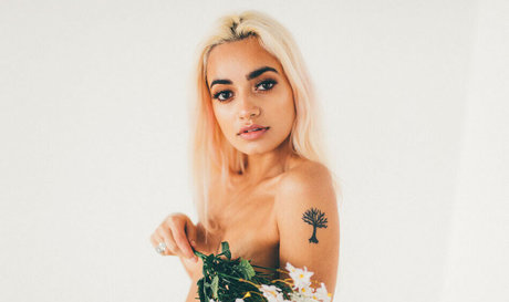 Tara Sky Martin model top image