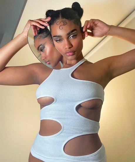 Aslayy Baugh model pornographic photos