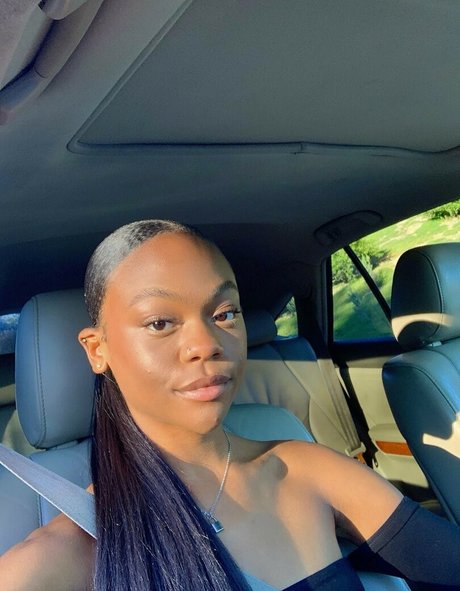 karliebaby k art model pic