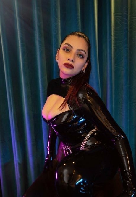 latexnai pretty pornstar image