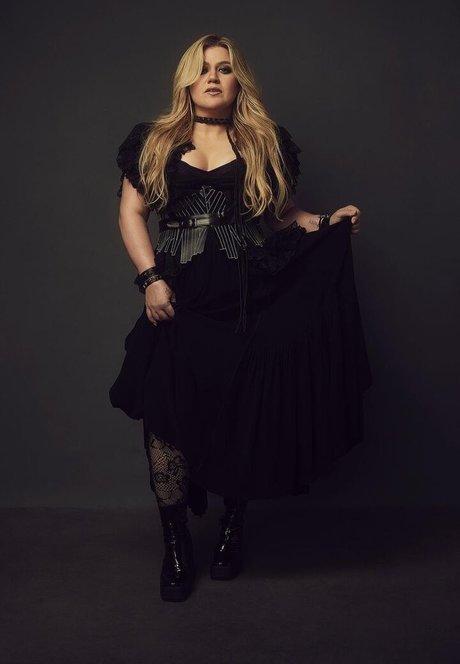 Kelly Clarkson art star pics
