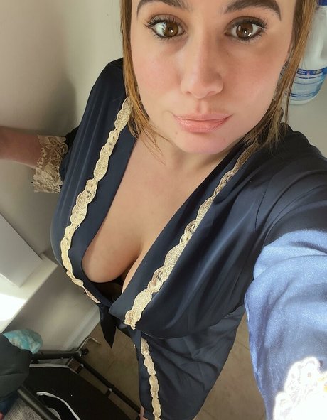 LillyBehave star top pic