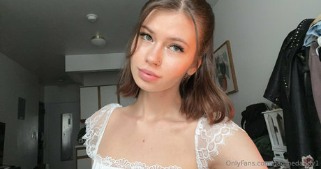 Nicole Kinsley model adult img