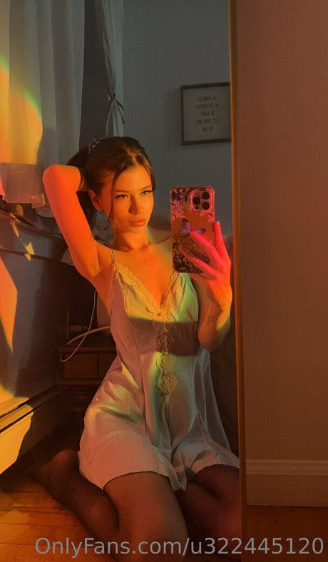 Nicole Kinsley naked model pic