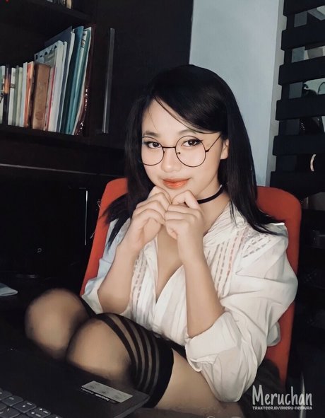 MeruChan erotic model gallery