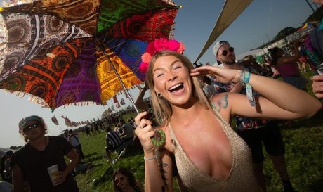 Charlotte Summers star sexy photos