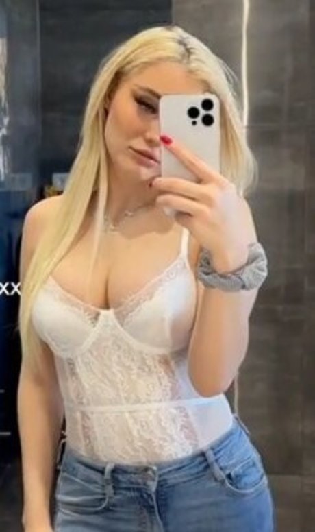 Onlyangelaxx model nude pic