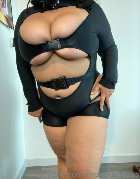 aintnowifeyxoxo porn model img