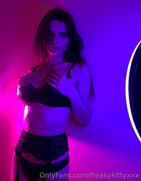 freakykittyxxx adult star img