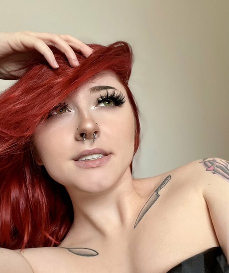 Macaroninoise model sexy photo