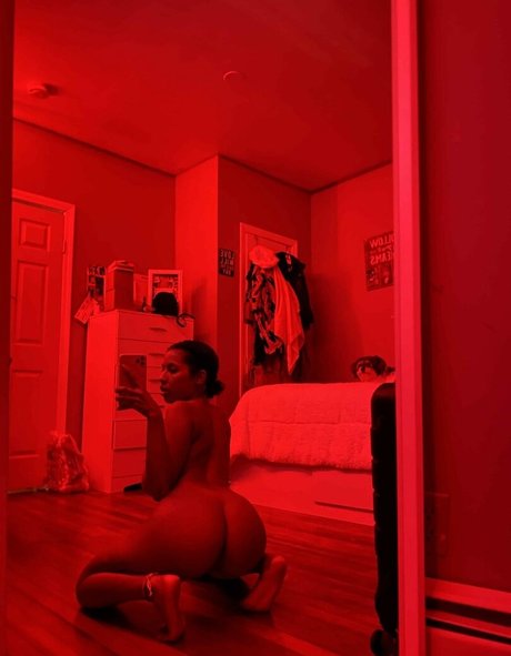 Emmmyxo nude model image