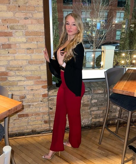 Hannah Alyssa Woods pretty model img