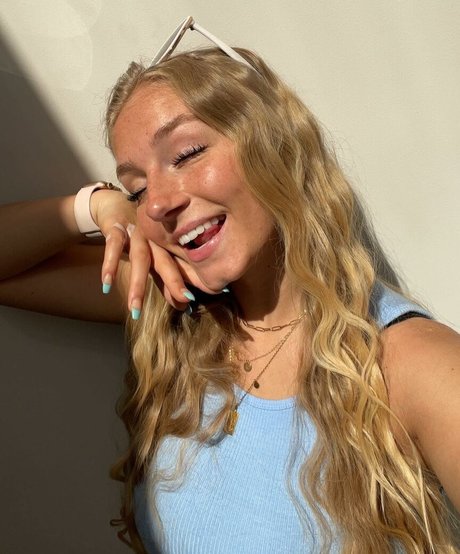 Hannah Alyssa Woods nude model pics