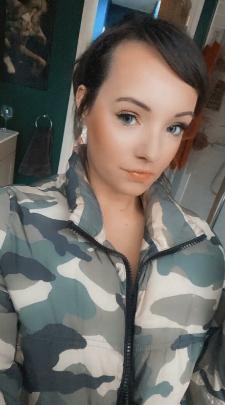 Maisey Brooks hd model pic