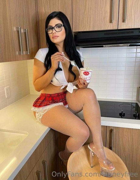 vianeyfree model erotic picture