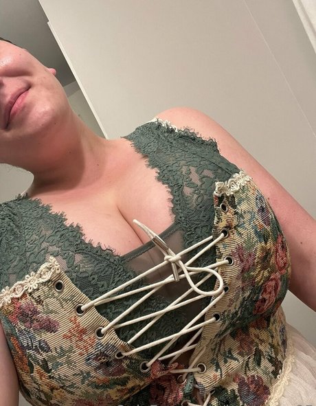 Bustybae95 model hd image