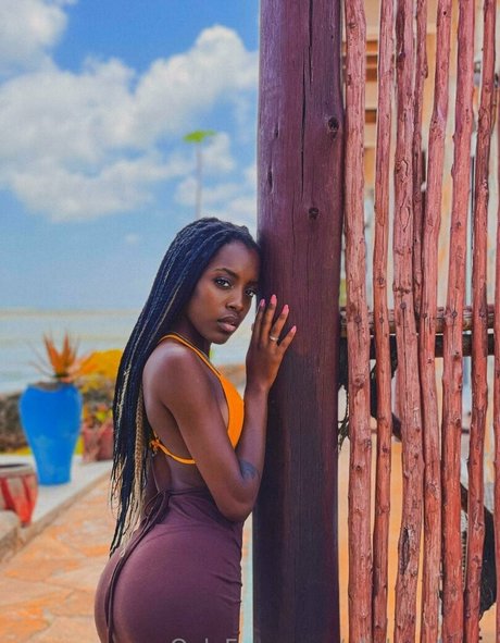 alishaadams model top pic