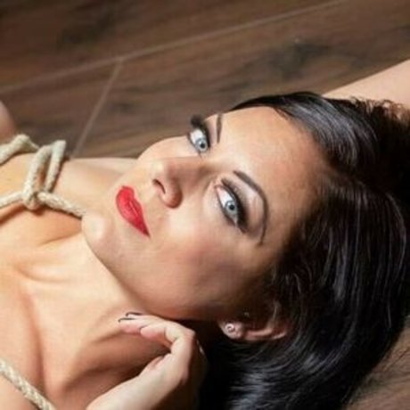 Dani Thompson star sexy pics