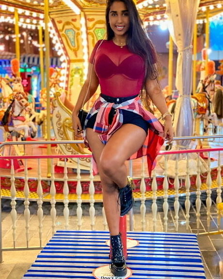 scarlettmrose adult model image