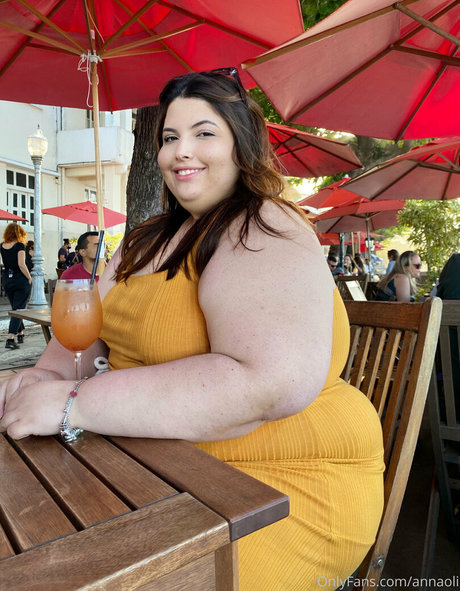 annaoli pornographic model img